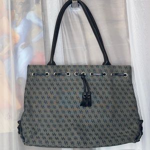 Dooney & Bourke  signature Satchel 👜🥰